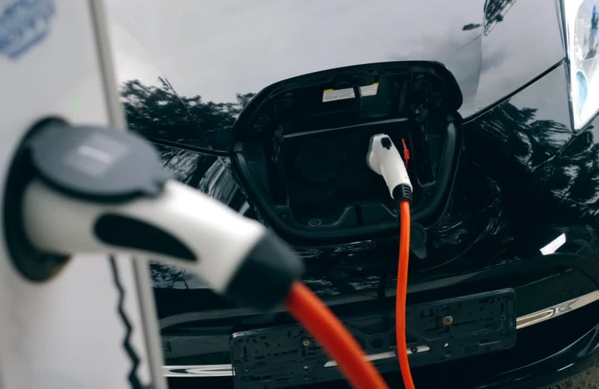 Instalaciju kućnog punjača za EV vrši ovlašćena osoba, proverava tehničke uslove i bezbednost.