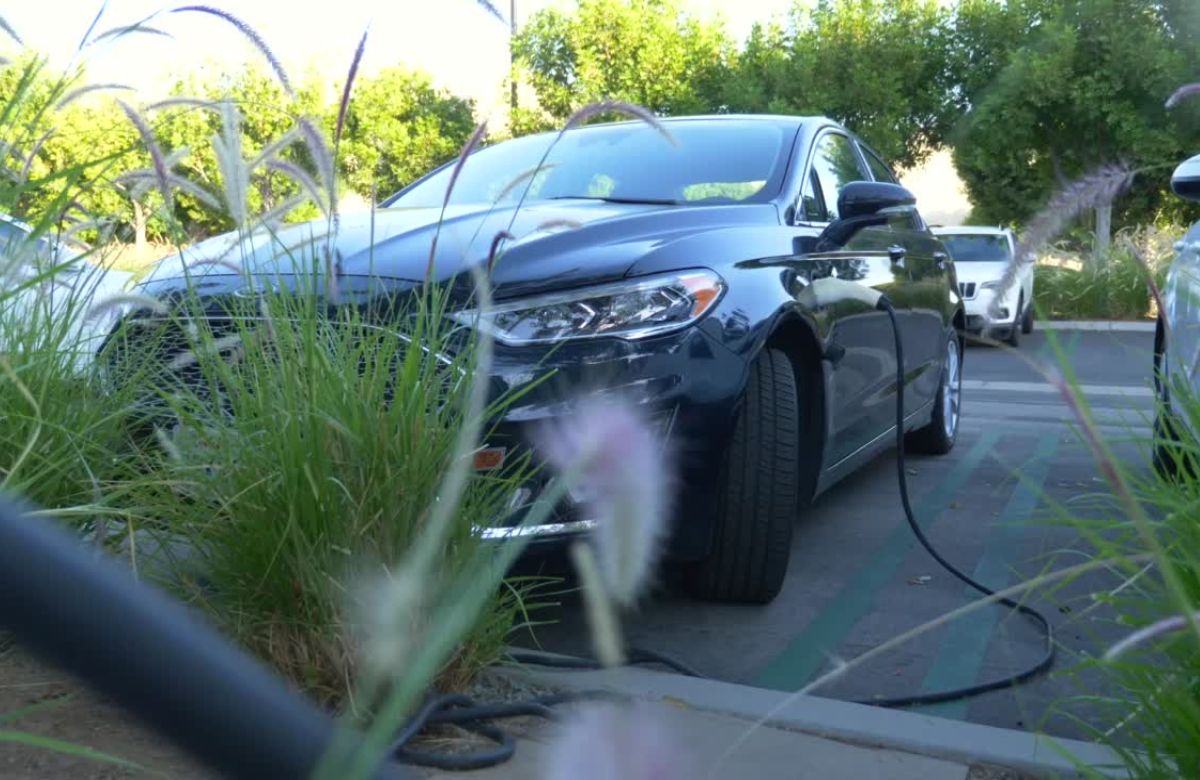 Visoki početni troškovi i nedostatak mreže punjača otežavaju kupovinu i upotrebu električnih automobila.